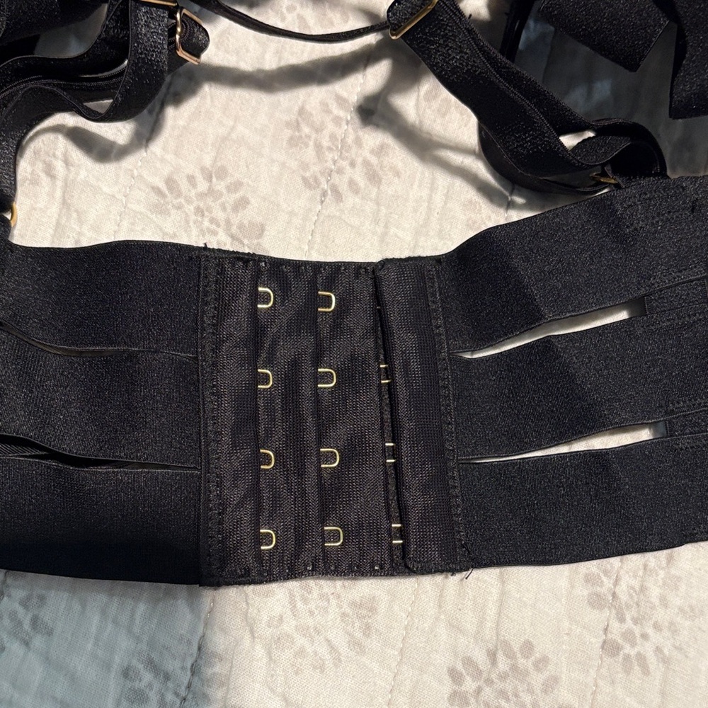 Victoria's Secret Black Strappy Underwire Bra with Gold Rings - Picture 4 of 4
